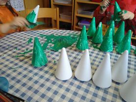 Kinder basteln für den Seniorenachmittag